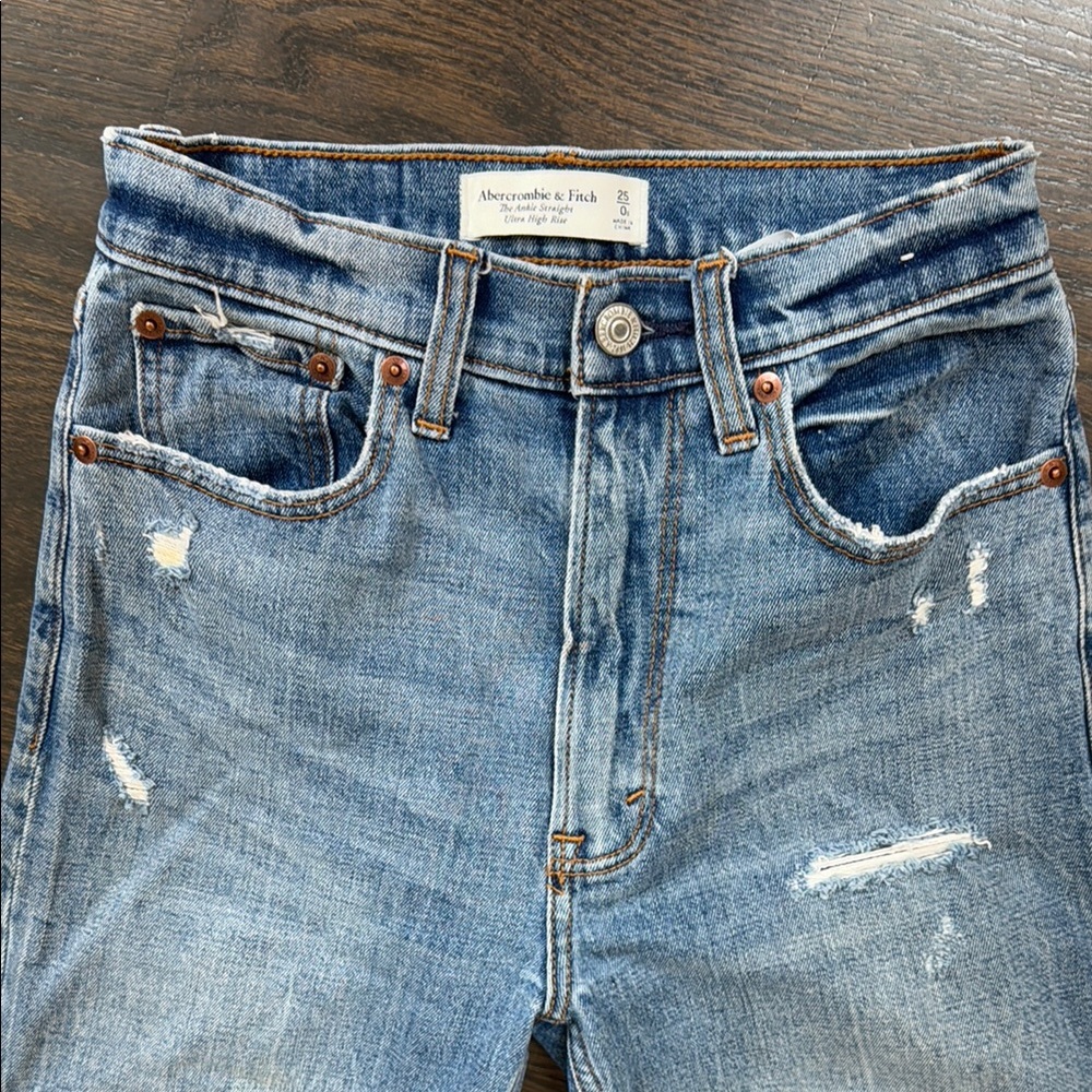 Abercrombie & Fitch sz 25 short petite Light Blue Distressed Jeans